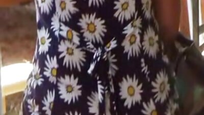 A brunette wis njupuk pitik jago shoved ing dheweke udan pus lan bokong