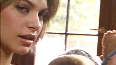 A brunette karo rak becik jacking mati ing sofa kaya pro