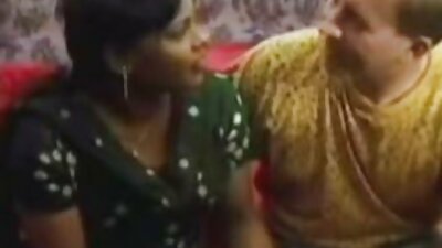 Loro bocah wadon pamer lan ngambung siji liyane ing ngarepe wong lanang