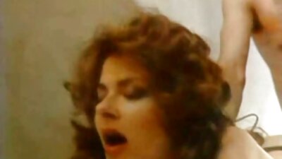 Telung bocah-bocah wadon duwe pesta seks karo wong lanang loro ing video iki