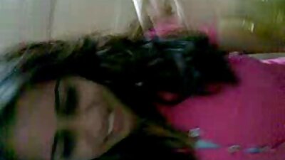 Brunette girl ngangkat jarahan munggah kanggo njaluk cameraman kang kontol saka konco