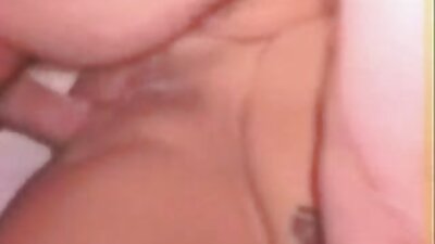 A brunette sing wis gedhe susu didilat dening dheweke lesbian kanca