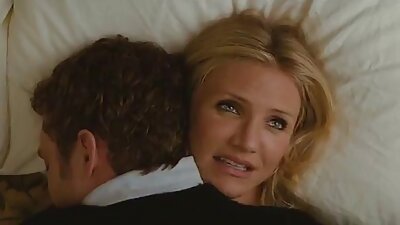 Pirang breasted cilik karo rambute kriting ing sofa piyambak