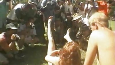 Loro bocah wadon sing njupuk rammed dening kontol amba ing wong telu bebarengan