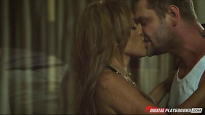 A brunette karo pointy penthil ngaso ing Taman dening blumbang